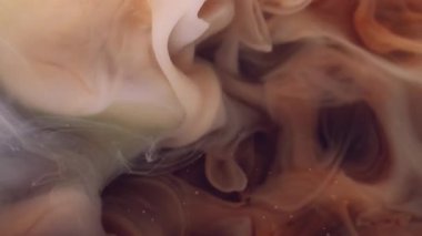 Sis dalgası. Boya akışı. Bulanık suda yüzen kahverengi gri bej peçe. Soyut mistik sanatsal sis sıçrama renk pigment arkaplanı.