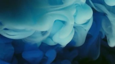 Duman sıçraması. Mürekkep yayıldı. Siyah suya atılmış mavi gölge bulutu spreyi. Soyut sanatsal boya sarmalı girdap sisi çözünmüş arkaplan.