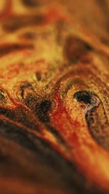 Dikey video. Volkanik patlama. Sıcak erimiş kaya. Soyut desenli koyu kırmızı turuncu sarı. Alevli duman, yanan ışık..