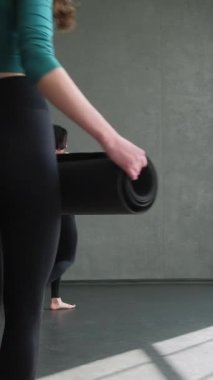 Dikey video. Yoga dersi. Spor eğitimi. Spor salonundaki spor salonunda egzersiz yapmadan önce spor salonundaki spor salonundaki spor salonundaki spor salonundaki spor salonunda spor salonunda spor yapan kadın eğitmenlerle grup elemanları spor yapıyor..