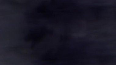 Bulanık sigara etkisi. Buhar bulutları. Koyu renk ışıl ışıl, sihirli sis, duman, sıvı boya, su soyut ışık arka planında hareket ediyor..