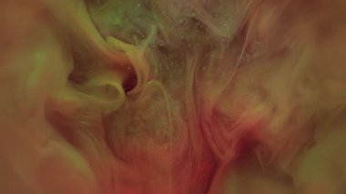 Sanat sisi. Mistik boya. Sarı turuncu parıldayan fantezi dalgası suda akıyor. Odaklanmamış parlak renk karışımı girdaplı soyut arkaplan.