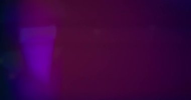 Bulanık soyut ışık. Pürüzsüz. Yeşil mor renk kaleydoskop yanıp sönen lens hareket eden optik arkaplan.