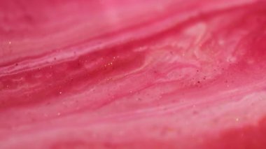 Mürekkep kabarcığı. Dalgalanma. Su birikintisindeki pembemsi beyaz renkli mermer boya köpüklü bokeh sanat arka planında hareket ediyor..