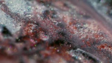 Parlak parıltı. Bokeh sanatı. Soyut arkaplanda yüzen sıvı suda parlak, beyaz, koyu kahverengi boya..