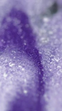 Dikey video. Parlak sıvı dokusu. Parlak boya dalgası. Bulanık mavi beyaz renk parlak mor parçacıklar mürekkep çağlayan su akışı soyut sanat arka planı.