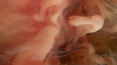 Buhar bulutu. Puf boyası. Şeftali rengi sanat sıvısında buhar akışı düşüyor. Odaklanmamış boya rengi pigment su soyut arkaplan.