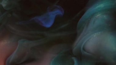 Mürekkep emülsiyonu. Haze girdabı. Renkli sualtı, parlak dalgalar, harmanlanmış boya dumanı boya akışı karışımı. Fantastik yüzey sanatı arka plandan çıkarıldı.