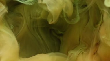 Bulut boyası. Mürekkep sisi. Sarı yeşil renk akışı fantezi pigmenti çözünmüş su siyah sanat soyut mistik arka planda çözünür.