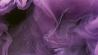 Dalga sisi. Duman karışımı. Mor mor sıvı pigment gizem karışımı renk boyası soyut siyah arkaplan. Su dokusu girdap bulanıklığı akışı.