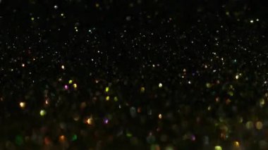 Parlak parıltı. Kutlama sanatı. Odaklanamayan sarı mavi renk Bokeh ışık, soyut sanat koyu siyah arkaplan üzerinde hareket eder..