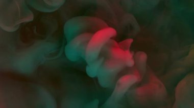 Sanat buharı. Mistik boya. Gri, mavi, parlak dalga koyu suda akıyor. Odaklanamayan soyut kasvetli arka plan kimyasal tepkimesi.