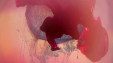 Haze mürekkebi. Hipnoz sıvısı. Şeftali kırmızısı, cam elması, bulanık su renginde. Sanat dumanı pigmenti soyut mercek arkaplanının karışımını çözer.