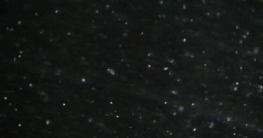 Bulanık kırılma ışığı. Bokeh parıldıyor. Parlak mercek alevi soyut modern siyah soyut arkaplanı açıyor.