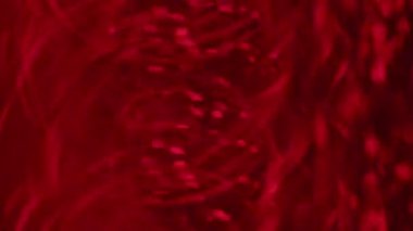 Odaklanamayan titreşimler. Şenlikli göz kırpma. Yeşil mor renk parçacıkları parlak ışın soyut bulanık bokeh ışık arkaplanı üzerinde hareket ediyor.