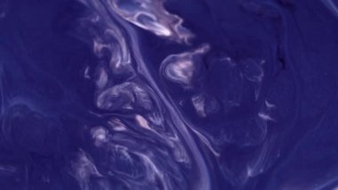 Mürekkep sıvısı. Mermer sıçraması. Sanatsal akrilik soyutlama üzerinde büyüyen mavi, beyaz, renkli, kimyasal, ıslak, diş minesi suyu..