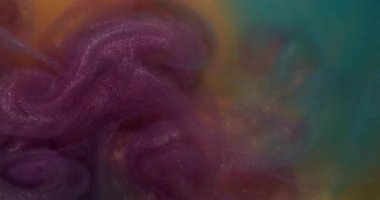 Parıldayan duman. Mürekkep sıçraması. Soyut arkaplanda yüzen su kimyasalı sisli mor turuncu renkli parlak boya..
