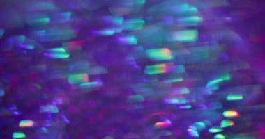 Bulanık kıvılcımlar. Çok renkli göz kamaştırıcı. Soyut ışık modern arkaplanda parıldayan mor kaleydoskop mercekleri parlıyor..