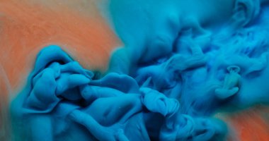 Duman parçacıkları. Boya karışımı. Odaklanmamış turuncu mavi renk su dokusu kimyasal buhar akrilik sıvı soyut sanat arka planında yüzüyor..