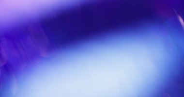 Mercek patlaması yok oldu. Mavi parıltı. Bokeh ışık efekti ışınları soyut parçacıkları harmanlayarak beyaz arkaplanda parlıyor.