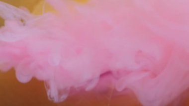 Buhar bulutu. Puf boyası. Pembe buhar akışı kahverengi turuncu resim sıvısının içine düşer. Renkli pigment su soyut arkaplan çözünürlüğü.