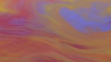 Parlak bir karışım. Mürekkep damlası. Soyut sanat arka planında akan su kimyasal mermer sıvı dokusunda çözünmüş kırmızı sarı renk.