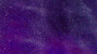 Görüntü parlıyor. Işıltılı akış. Beyaz ışıl ışıl şeffaf toz, parlak su sıçratır soyut bokeh açık mor çok renkli arka planda hareket eder.