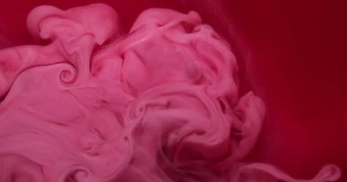 Renkli su. Boya akışı. Bulanık kırmızı, kırmızı, kırmızı, akrilik, pırıl pırıl sisli, soyut arka planda dalgalanan sisli sıvı..