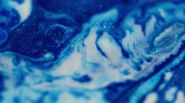 Bokeh sanatı. Dalgalanma. Pırıl pırıl yaratıcı arka planda yüzen sıvı köpük damlasının içindeki bulanık mavi renkli mermer boya..