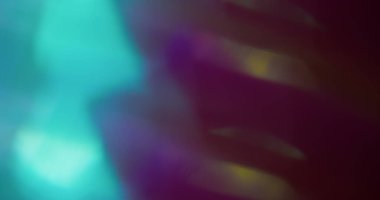 Görüntü efekti. Çok renkli bir parıltı. Mavi mor desenli parlak mercek, bulanık ışık, modern koyu arkaplan üzerinde parlıyor..