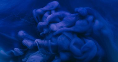 Parıldayan su. Akış parçacıkları. Bulanık mavi mor renk parlak mürekkep sıvısı sıvı madde buharı soyut akrilik arka planda yükseliyor..