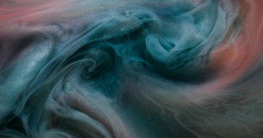 Duman sıçrıyor. Boya buharı. Odaklanmamış mavi turuncu renk sisi ruhani sis akışı dumanı soyut sanat arka planında hareket ediyor.