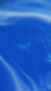 Dikey video. Deniz boyası. Pastel doku akışı. Soyut fırça darbesi arka planında mavi beyaz dalgalar. Resim tasarımı modaName.