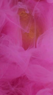 Dikey video. Pırıltılı sis. Boya suyu sıçraması. Odaklanmamış pembe renk buharı bulutlu parlak partiküller modern soyut sanat arka planında yüzen doku mürekkebi.