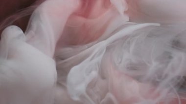 Hipnoz sıvısı. Sis akışı. Beyaz kahverengi duman mürekkep akıntısı yumuşak su karışımı döker. Siyah mistik yüzey rengi sanat odaklanmış sis arkaplanı.