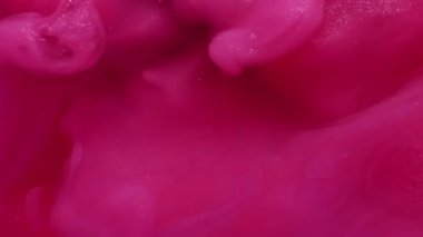 Parlayan toz. Pembe dalga. Parlak su mürekkebi renk akışı fantazisi ıslak doku. Bulanık parlak, parlak kırmızı boya karışımı soyut arkaplan.