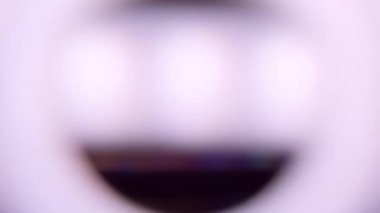 Görüntü optiği. Prizma etkisi. Dairesel bokeh odak tünel renk spektrumu. Beyaz açık siyah arkaplan gökkuşağı göz çerçevesini örtüyor.