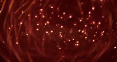 Bulanık parıltı. Bokeh daireleri. Odaklanamayan parlak kırmızı renkli çelenk parıltısı soyut arkaplanda uçuşan kıvılcımlar..