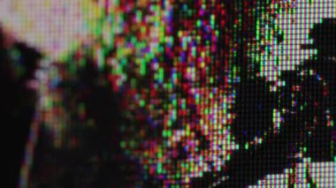 Kırık ekran. Monitör kaplaması. Çizik LCD cam arıza yüzeyinde renkli dijital piksel sesi. Bulanık titreyen arka plan.