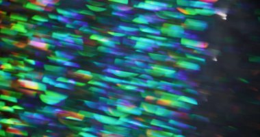 İşaret fişeği. Bulanık lens. Parlak mavi parlak parçacıklar çok renkli bokeh ışık sanat arka planında daireler çiziyor..