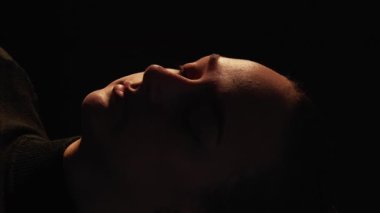 Dikey video. Karantina silueti. Kapalı koruma. Solunum hastalığı. Siyah bir maske takmış, öksüren hasta bir kadının ana hatları..