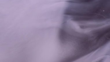 Sıçrama akışı. Akış boyası. Odaklanmamış mor mürekkepli su mermeri ıslak doku dalgalı kimyasal sıvı soyut arkaplanda akıyor.