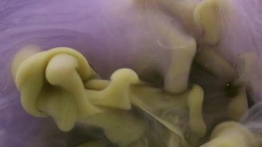 Buhar bulutu. Puf boyası. Kahverengi gri buhar akışı menekşe rengi sanat sıvısına düşer. Odaklanamayan karışık su buharı arkaplanı.