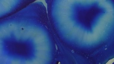 Kimyasal doku. Boya parçacıkları. Odaklanmamış mavi yeşil su lekesi karışım sıvı mermer damla sıvı soyut sanat arka planı üzerinde hareket.