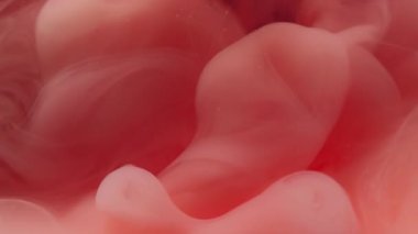 Sis dalgası. Boya akışı. Bulanık suda turuncu kırmızı duman karışımı. Soyut mistik sanatsal sis yüzen sıvı boya arka plan sıçraması.