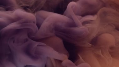 Sis akışı. Boyayla boyanmış. Kahverengi bulanık mistik sıvıda yüzen gri su altı mürekkebi akıntısı. Sanat dokusu soyut renk sıvı arkaplanı.