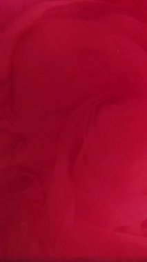 Dikey video. Sıvı sigara. Suyun altında boya. Odaklanamayan parlak kırmızı beyaz, modern sanatın soyut arka planında dönen pigment mürekkebini zıtlaştırır.