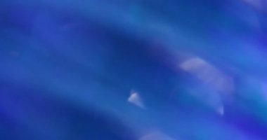 Odaklanmamış yansıma. Ruhsal ışıltı. Soyut parlak beyaz renkli mercek bulanık mavi yeşil bokeh ışık arka planında yüzüyor.