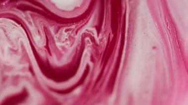 Mürekkep sıvısı. Renkli su. Kimyasal suda ışıl ışıl parlayan pembe diş minesi dokusu soyut akrilik ıslak sanatta ilerliyor..