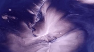 Mermer pigmenti. Boya akışı. Soyut sanat arka planında yüzen mavi beyaz renkli su dalgası kimyasal diş minesi akrilik sıvısı.